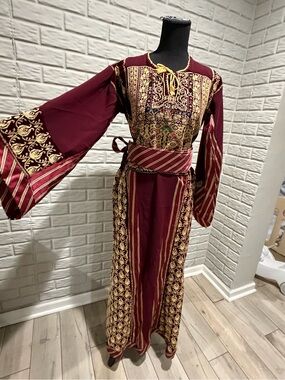 Handmade embroidered thobe with belt